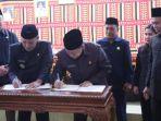 bupati-DPRD-tandatangan-renpersa-LKPj-2022.jpg