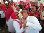 bupati-dan-istri-ikut-lomba-makan-kerupuk.jpg