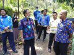 bupati-pesisir-barat-agus-istiqlal-sidak-jalan-hotmix.jpg