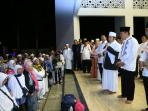 bupati-zainudin-sambut-jemaah-haji_20161005_091603.jpg