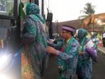 calhaj-kloter-13-memasuki-bus-di-asrama-haji_20150829_184048.jpg