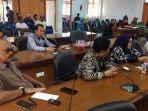 cuma-ada-air-mineral-tanpa-kue-anggota-dewan-tinggalkan-ruang-rapat-seorang-pegawai-sampai-nangis.jpg