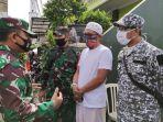 dandim-0501-jakarta-pusat-kol-inf-luqman-hakim-berdialog-dengan-seorang-petugas-laskar-fpi.jpg
