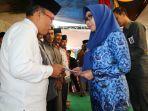 dewi-serahkan-bantuan-keagamaan-di-empat-kecamatan.jpg