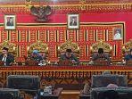 di-ruang-sidang-gedung-DPRD-setempat-Senin-28102024.jpg