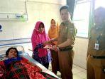 diskes-pesibar-memberikan-bantuan-kepada-al-kholik-pasien-patah-tulang-punggung-di-puskesmas-biha.jpg