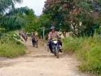 distribusikan-sembako-pakai-motor.jpg