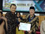 dosen-um-metro-raihpredikat-presenter-terbaik-kedua-ajang-appptma-di-malang.jpg
