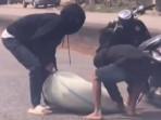 dua-pelaku-bajing-loncar-angkat-karung-bungkil.jpg