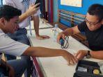 evakuasi-jari-pelajar-yang-tersangkut-di-tutup-kipas.jpg