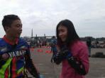 freestyler-wawan-tembong-dan-presenter-televisi-farah-fardia_20160417_200936.jpg
