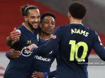 gelandang-southampton-theo-walcott-kiri-merayakan-gol-bersama-bek-southampton-kyle-walker-peters.jpg