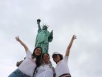 gracia-indri-bersama-adik-dan-ibunya-di-depan-patung-liberty_20180612_110736.jpg