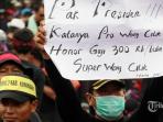 guru-honorer-k2-melakukan-aksi-unjuk-rasa_20160309_223420.jpg