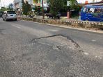 jalan-sudirman-lampura-berlubang_20180517_135906.jpg