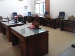 jam-11-siang-ruang-komisi-di-dprd-lamteng-masih-kosong_20180405_110403.jpg
