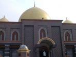 jenazah-dian-dimakamkan-di-depan-masjid-kubah-emas.jpg