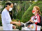 jokowi-beli-sepatu-greysia-polli-atlet-bulutangkis-peraih-medali-emas.jpg