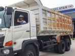 jokowi-naik-mobil-dump-truk-di-peresmian-tol-lampung_20180122_193850.jpg