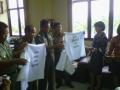 kajari-kalianda-yuni-daru-winarsih-menyerahkan-kaus-dan-stiker.jpg