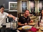 kalina-ocktaranny-sibuk-masak-untuknya-vicky-prasetyo-pemandangan-paling-indah.jpg