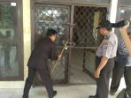 kantor-dinas-pekerjaan-umum-lampung-utara-disegel_20171211_132009.jpg