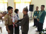 kepala-uptd-wilayah-i-disdikbud-lampung-sunardi-menyematkan-name-tag.jpg