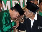 ketua-ppp-suryadharma-ali-kiri-mencium-tangan-ketua-majelis-syariah-ppp-kh-maimun-zubair.jpg