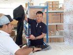 komisi-iv-dprd-lamteng-cek-baju-hazmat.jpg