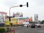 lampu-lalu-lintas-di-tugu-adipura.jpg
