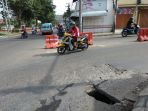 lubang-menganga-di-jl-urip-sumoharjo_20180415_200529.jpg