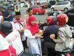 majelis-taklim-rachmat-hidayat-lampung-membagikan-ratusan-paket-kue-lebaran.jpg