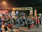 masyarakat-tiga-kampung-di-anak-tuha-bertahan-di-depan-Polres-Lamteng.jpg