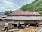 membersihkan-sisa-banjir.jpg
