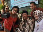 menkeu-sri-mulyani-berselfie-dengan-kepala-desa-junaidi-yang-mampu-mengubah-desanya.jpg