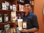 muhammad-ghofur-dan-produk-kopi-milikinya.jpg