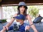 nia-ramadhani-naik-motor-keliling-bali.jpg