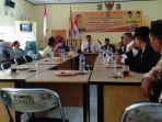 nusa-ahmad-tengah-bersama-jajarannya-di-kantor-dpd-ii-partai-golkar-lampung-tengah.jpg