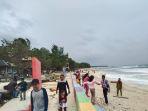 pantai-labuhan-jukung-dipadati-pengunjung.jpg