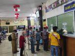 para-wajib-pajak-sedang-mengantre-di-uptd-samsat-rajabasa.jpg