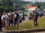 pekerja-jatuh-dari-atas-flyover-kalibalok-a.jpg