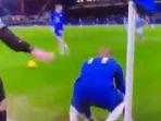 pelatih-man-city-pep-guardiola-ejek-timo-werner-saat-tak-sengaja-tendang-tiang-korner.jpg