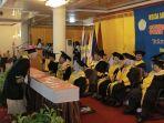 pemindahan-tali-toga-wisuda.jpg