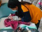 Pemilik Warung Makan di Lampung Tengah Kaget Temukan Bayi Baru Lahir di Kursi Teras