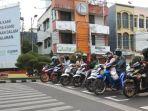 pengendara-motor-masih-abaikan-garis-jaga-jarak-di-tugu-adipura-1.jpg