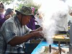 penjual-kue-putu-bambu-asal-wonogiri-supri-36_20171105_133411.jpg