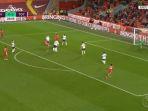 penyerang-liverpool-mohamed-salah-mencetak-gol-tendangan-menukik.jpg