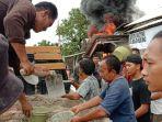 petugas-dan-warga-padamkan-api-yang-melalap-kios-bensin-di-pringsewu-dengan-pasir.jpg