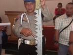 polisi-memperlihatkan-gergaji_20160625_163404.jpg