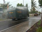 polres-tanggamus-pakai-water-cannon-semprot-cairan-disinfektan-di-jalanan-kota-agung.jpg